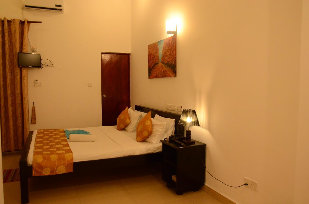 Beverly Hills Hotel Dehiwala-Mount Lavinia Dış mekan fotoğraf