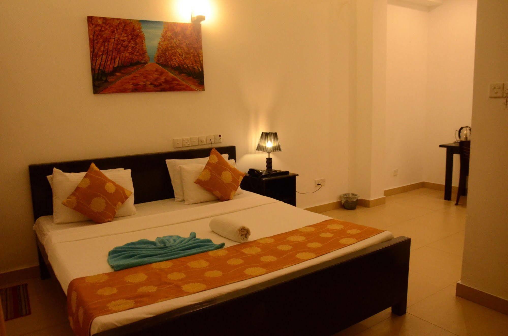 Beverly Hills Hotel Dehiwala-Mount Lavinia Dış mekan fotoğraf