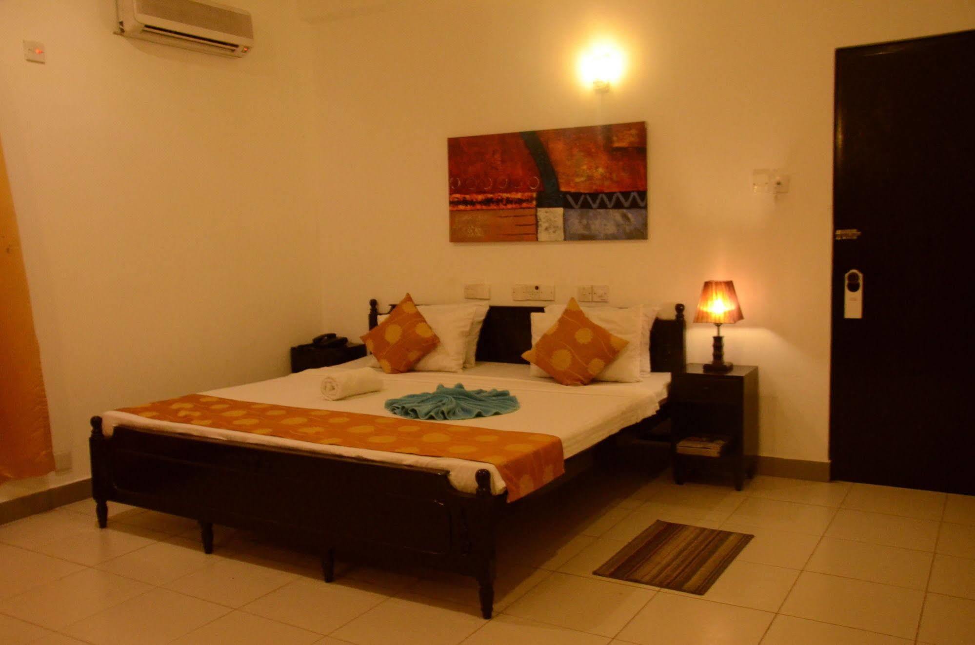 Beverly Hills Hotel Dehiwala-Mount Lavinia Dış mekan fotoğraf