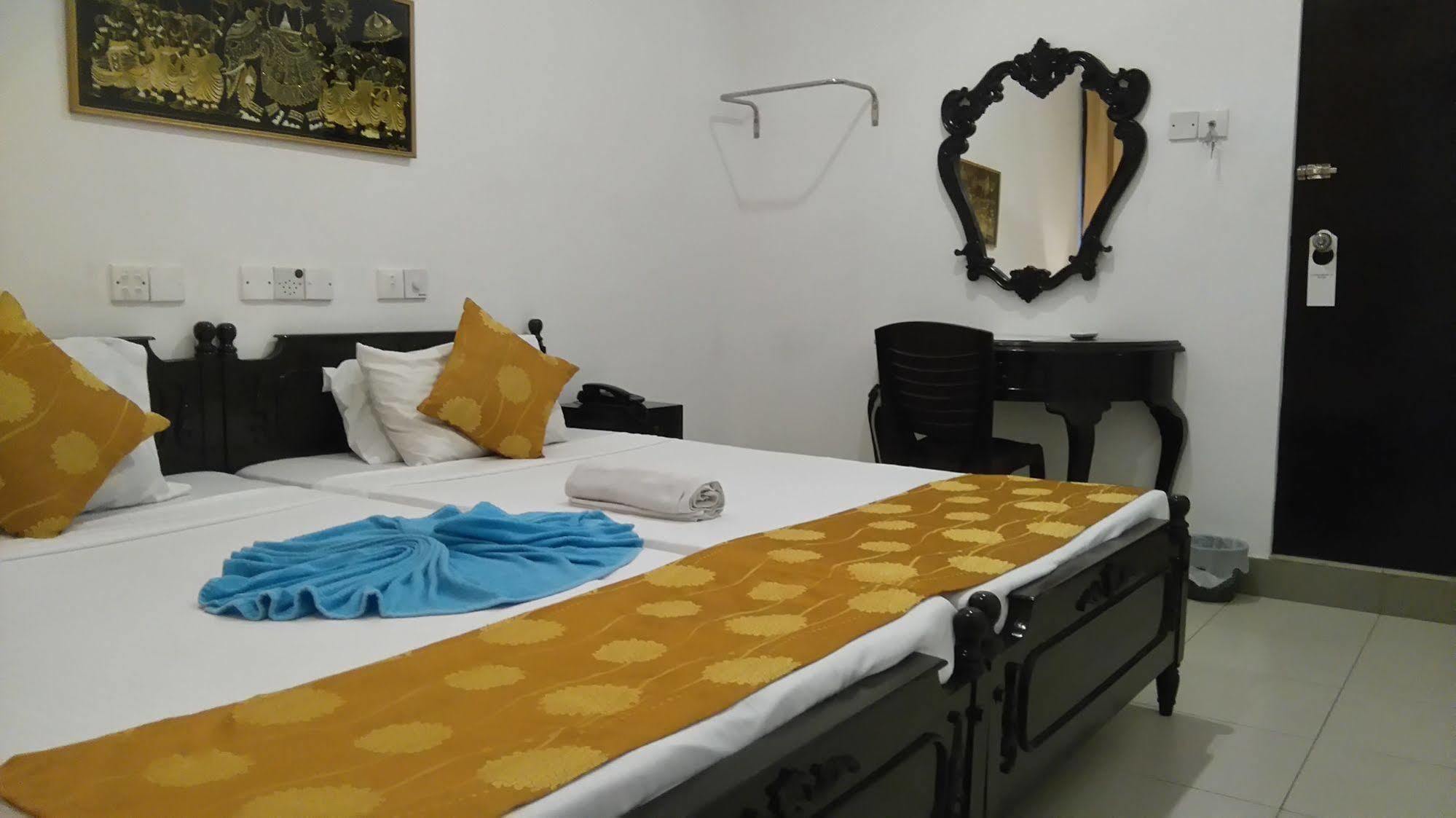 Beverly Hills Hotel Dehiwala-Mount Lavinia Dış mekan fotoğraf